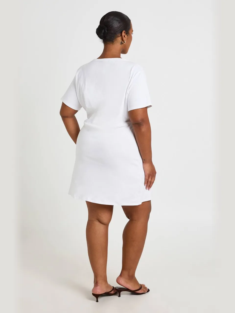 boohoo Dames Plus Jurk Met Detail En Trim In T-shirtstijl wit, foto 2