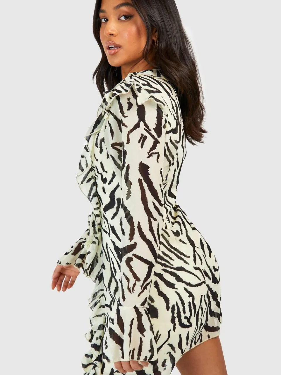 boohoo Dames Petite Zebra Ruffle Boho Mini Jurk ivoor, foto 2