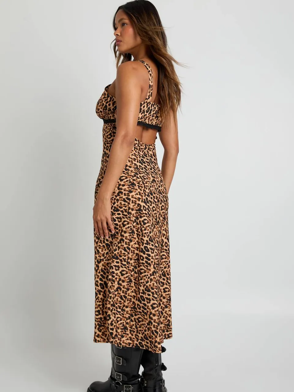 boohoo Dames Leopard V-hals slipjurk met kantafwerking midaxi luipaardprint, foto 2