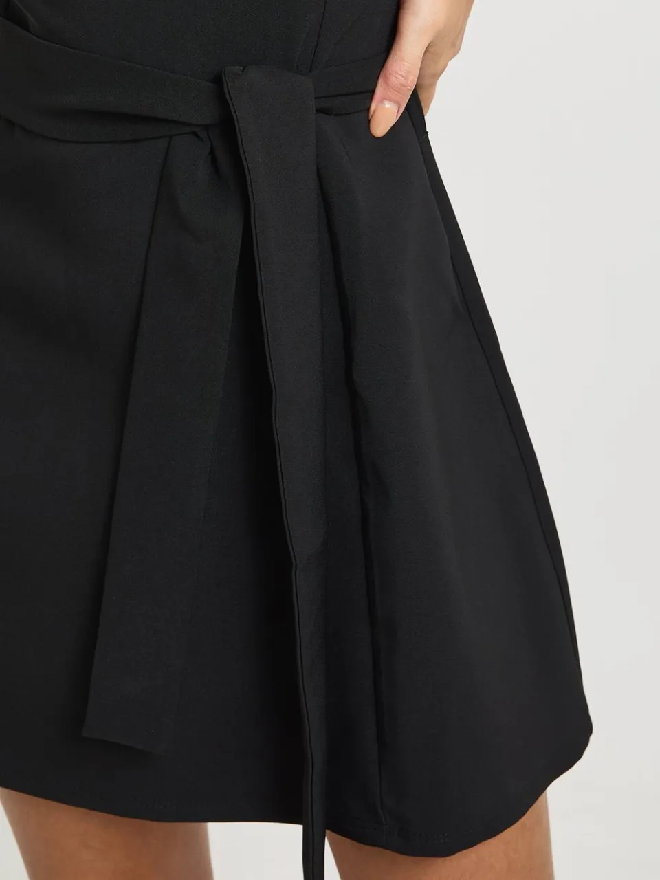 boohoo Dames Gestructureerde shiftjurk met capmouwen en gesnoerde taille zwart, foto 4