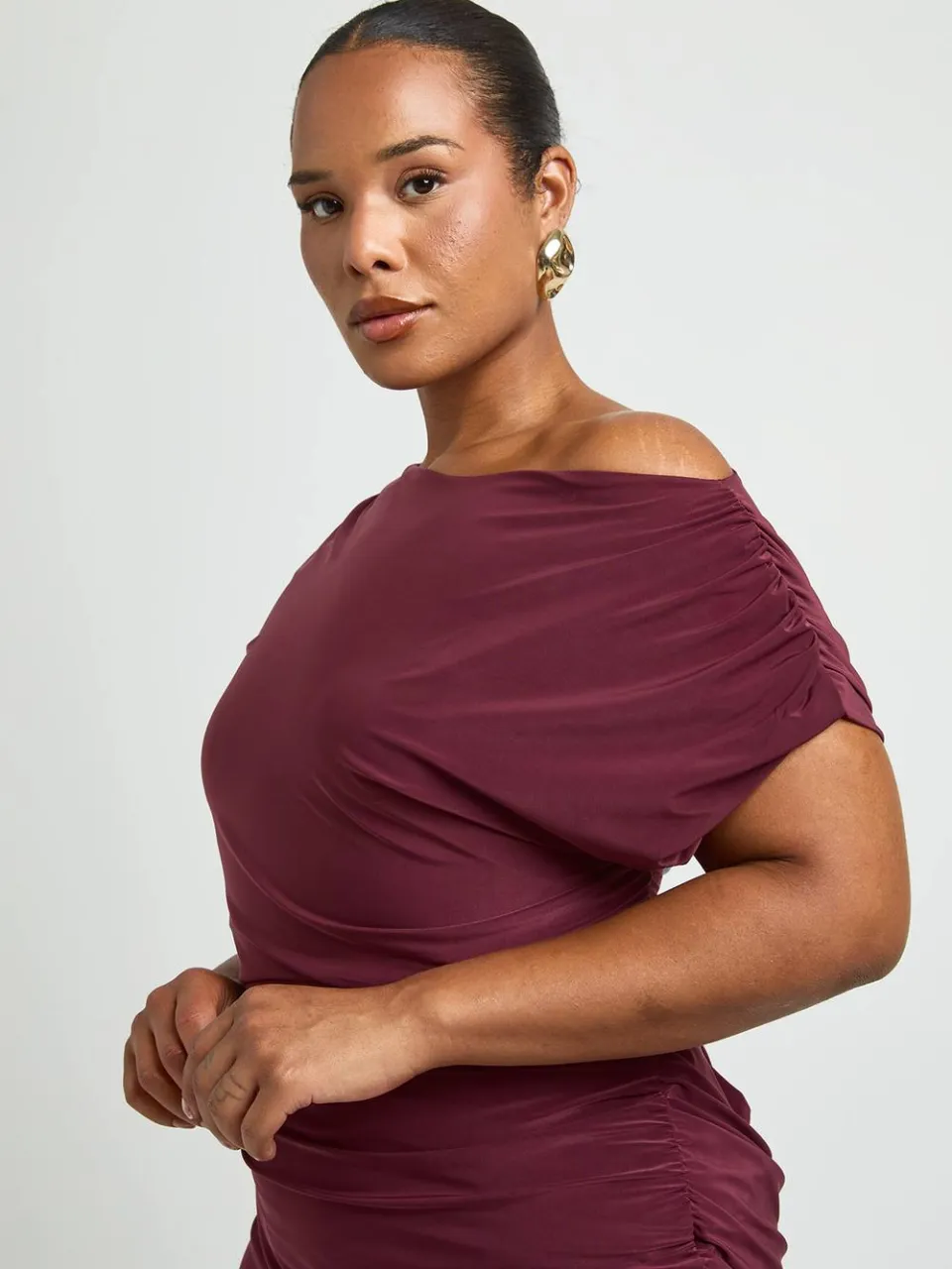 boohoo Dames Plus Gerimpeld Lijfje Asymmetrische Hals Maxi Jurk pruim, foto 4