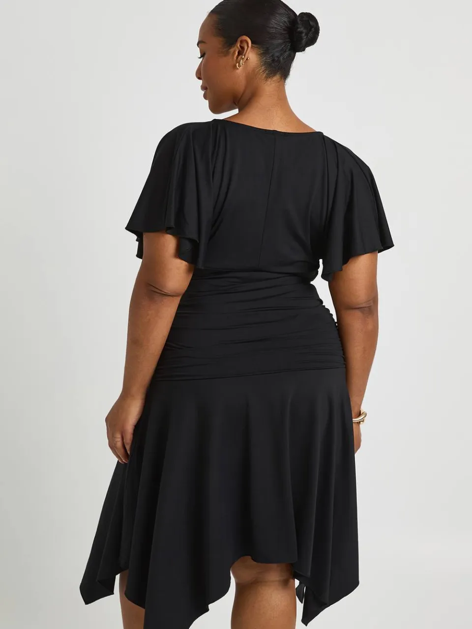 boohoo Dames Plus Super Zachte Midi-jurk Met Engelmouwen En Plooien zwart, foto 2