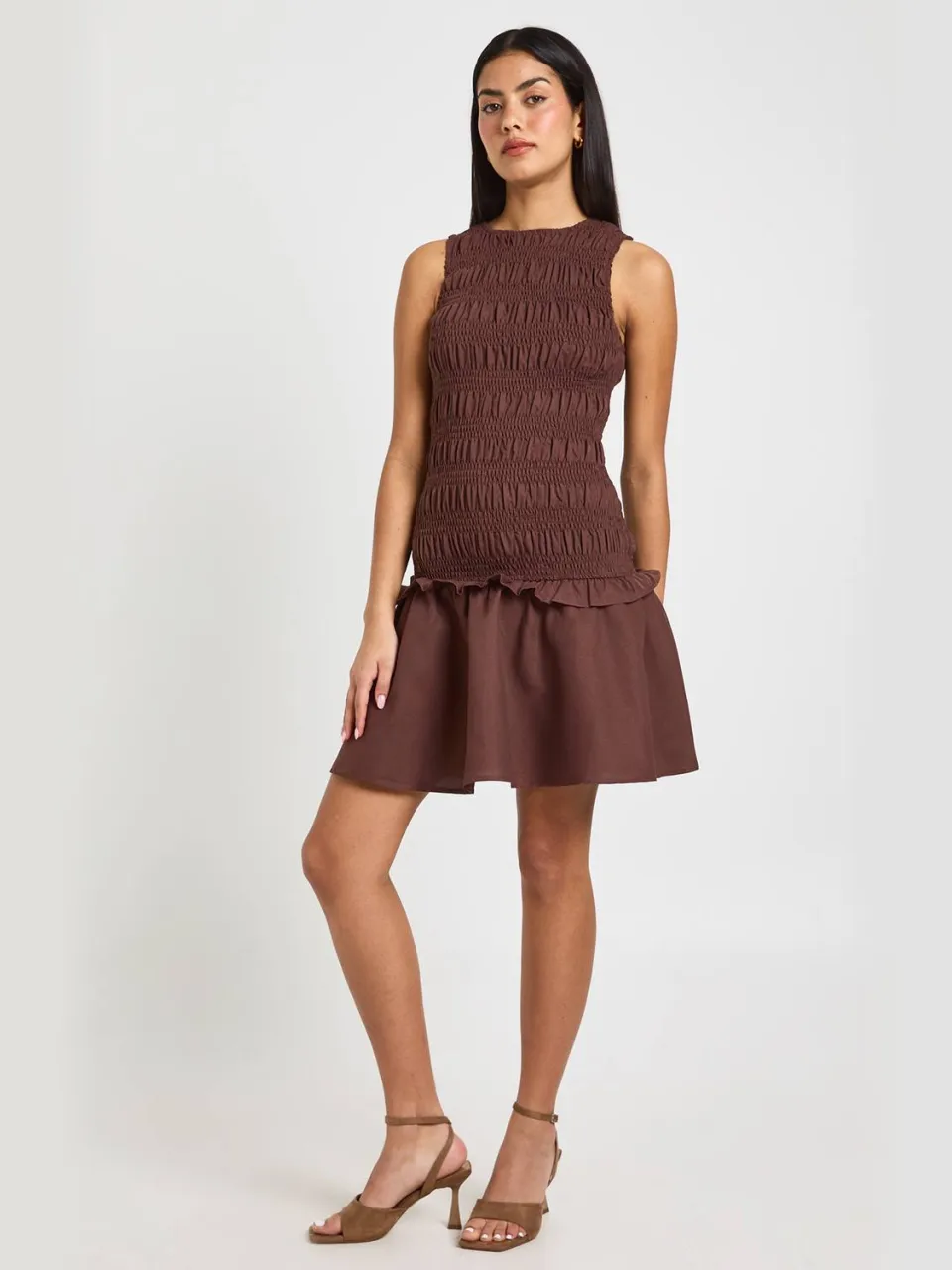 boohoo Dames Gerimpelde racerhals smockjurk chocoladebruin, foto 2