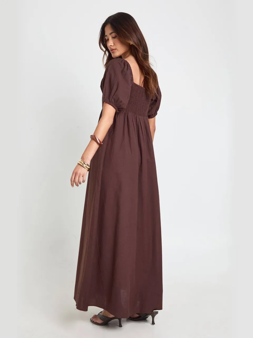 boohoo Dames Linnen Maxi Jurk Met Pofmouwen En Gerimpeld Lijfje chocoladebruin, foto 2