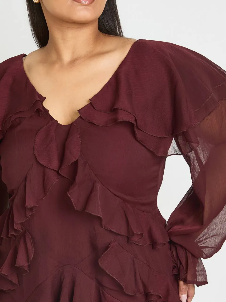 boohoo Dames Plus Chiffon Ruches Mini Jurk chocoladebruin, foto 4