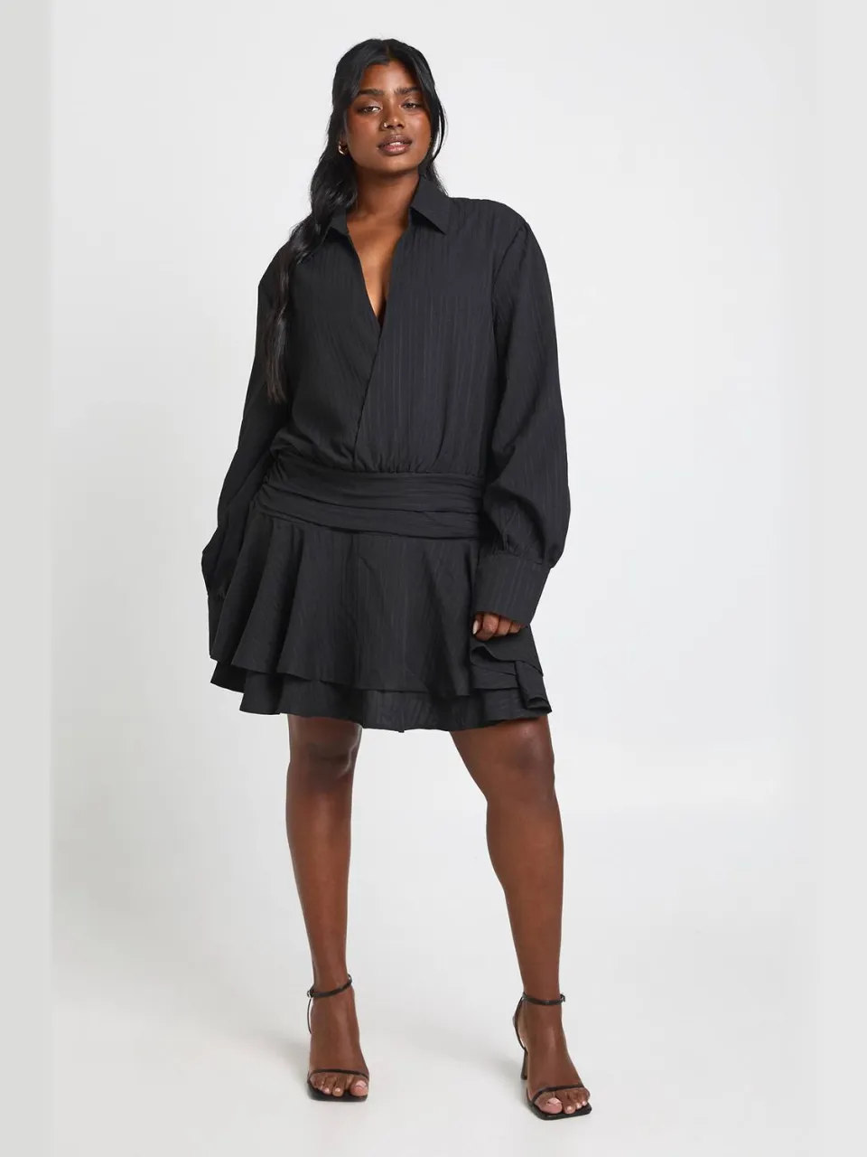 boohoo Dames Plus Getextureerde Gerimpelde Ruches Mini Jurk zwart, foto 3