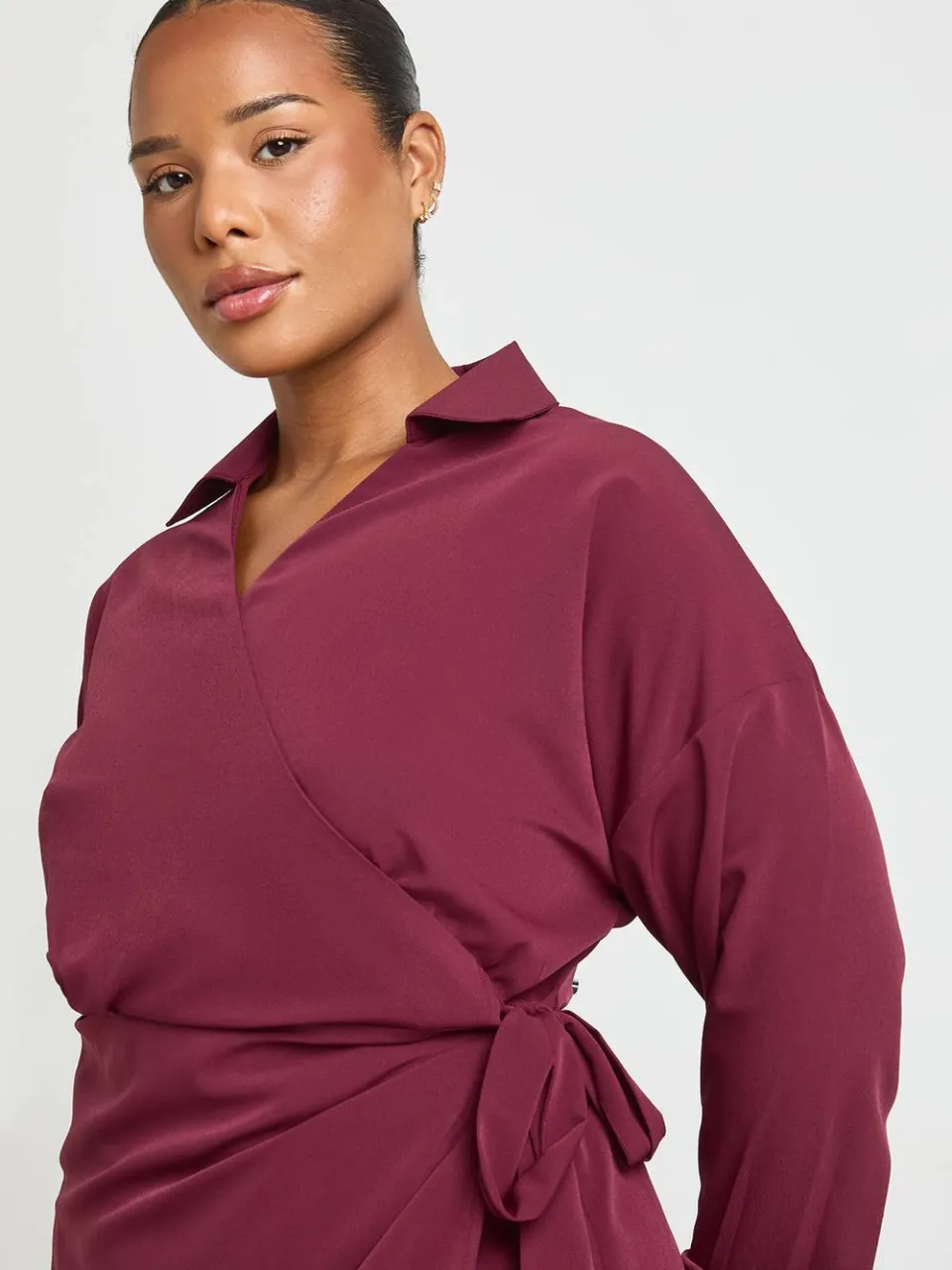 boohoo Dames Plus Wikkel Shirt Jurk Met Gerimpelde Zijkant bordeaux rood, foto 4