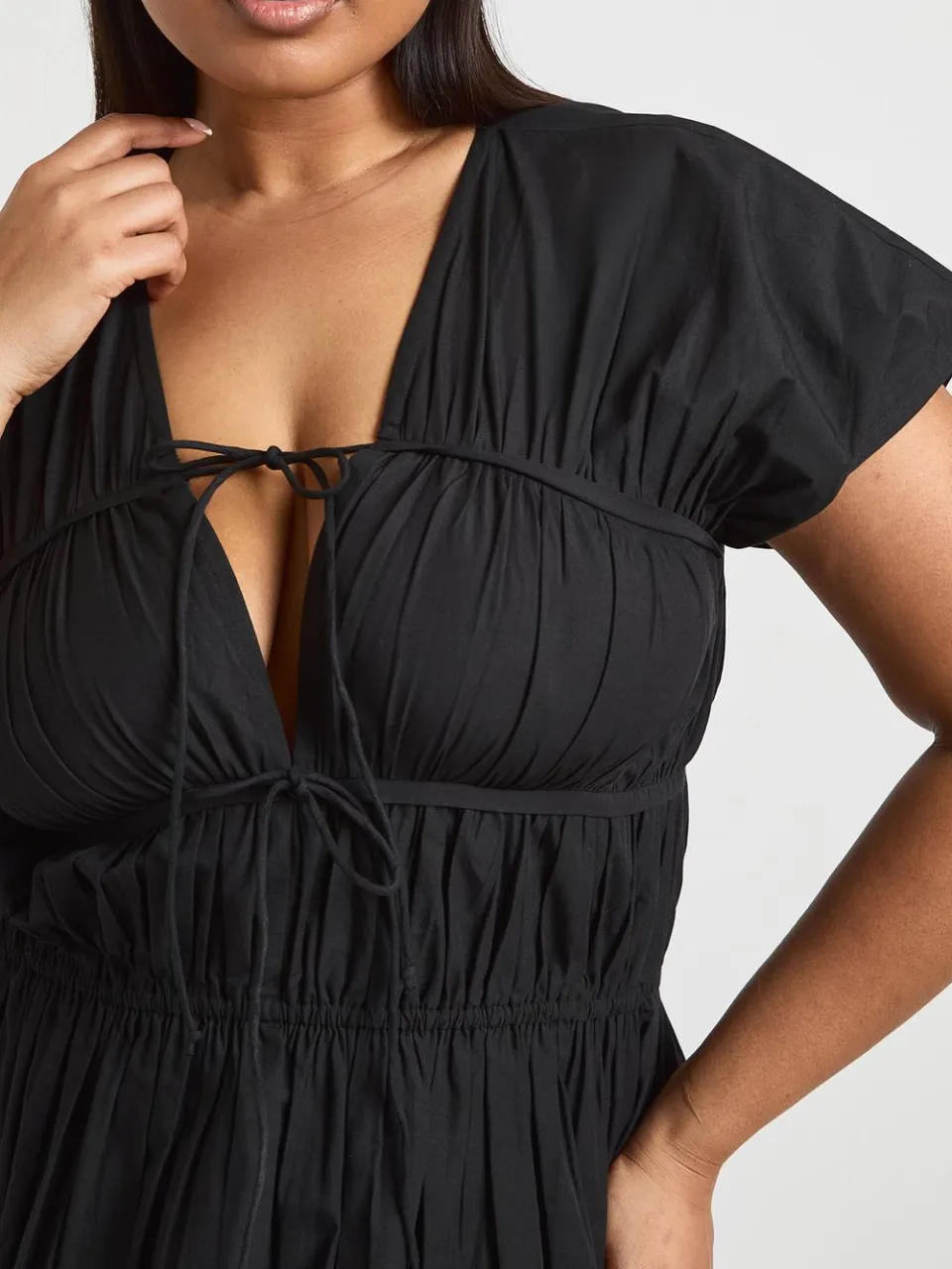 boohoo Dames Plus Katoenen Popeline Gesmockte Mini Jurk zwart, foto 4