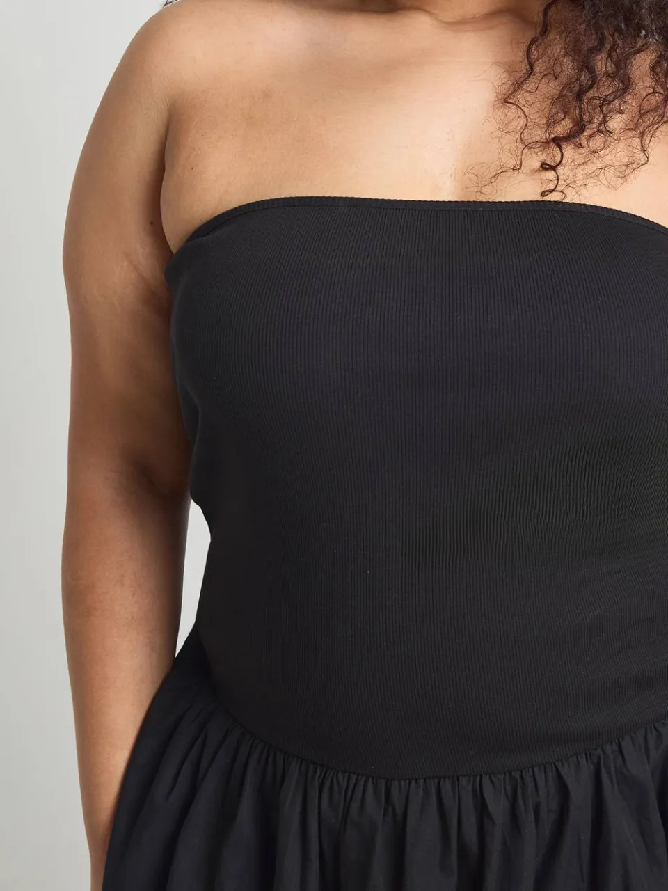 boohoo Dames Plus Geribbelde Katoenmix Maxi Jurk Met Verlaagde Zoom zwart, foto 4