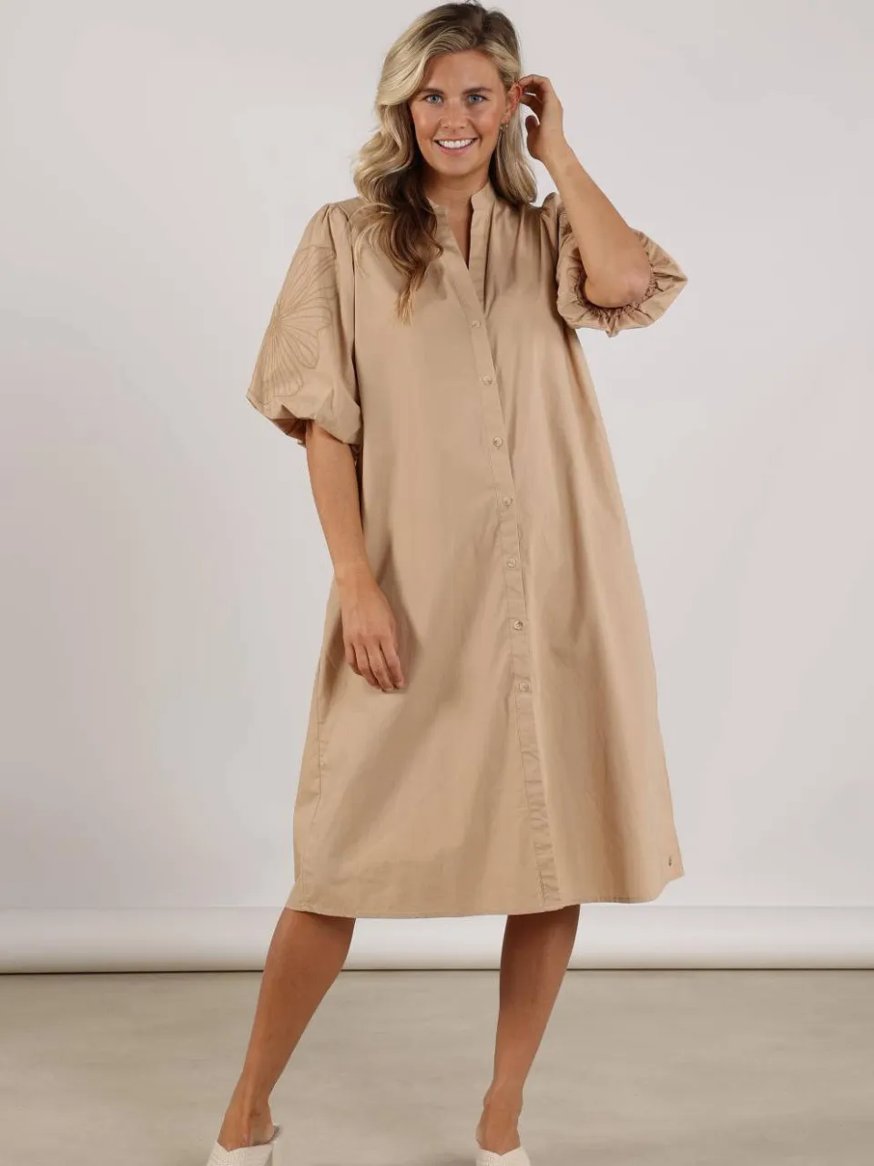 NUKUS gebloemde midi jurk camel