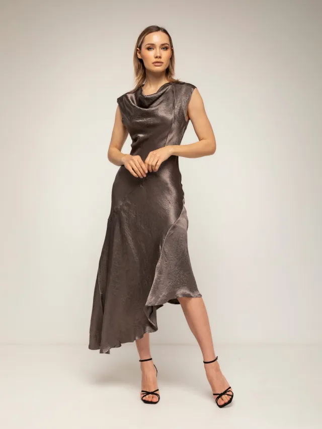 Tantra Midi-jurk met zijdetextuur, boothals en asymmetrische lengte Bruin