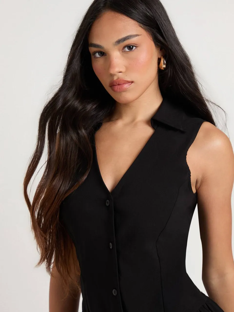 boohoo Dames Bengaline Doorknoop Jurk met Ruches Zoom zwart, foto 4