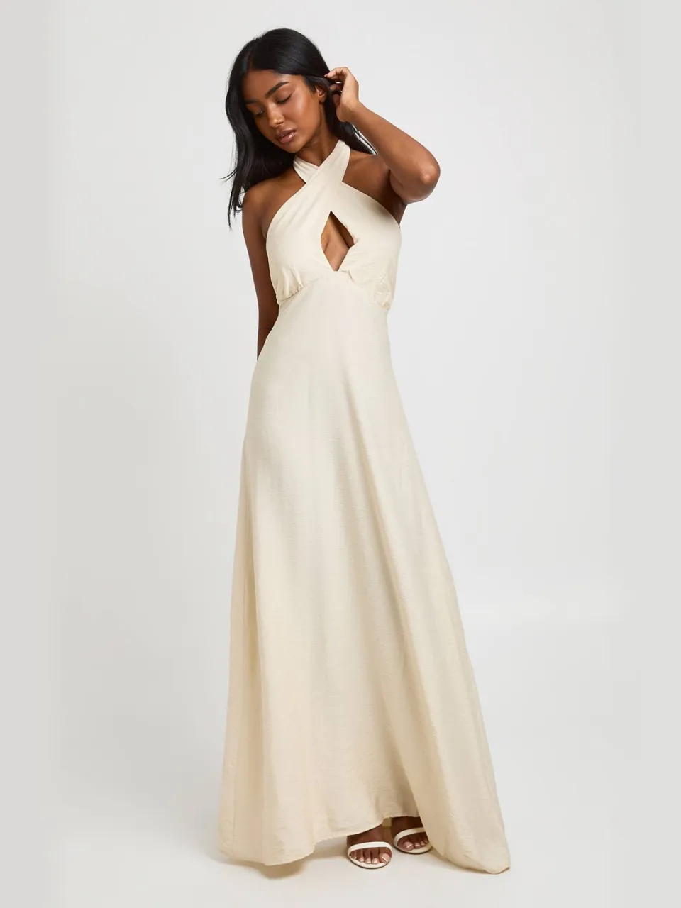 boohoo Dames Getextureerde Geweven Twist Halter Neck Maxi Jurk crème, foto 3