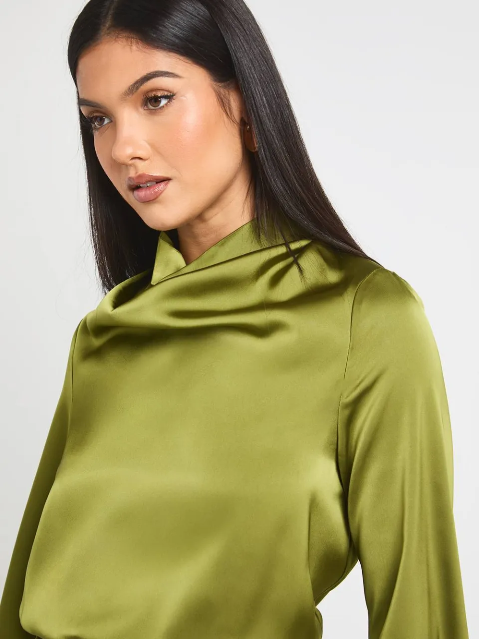 boohoo Dames Satijn Hoge Cowl Wrap Mini-jurk olijf, foto 4