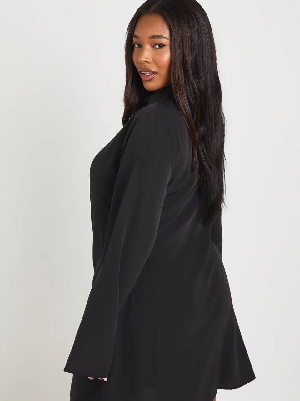 boohoo Dames Plus Geweven Wikkel Draperie Detail Mini Jurk zwart, foto 2