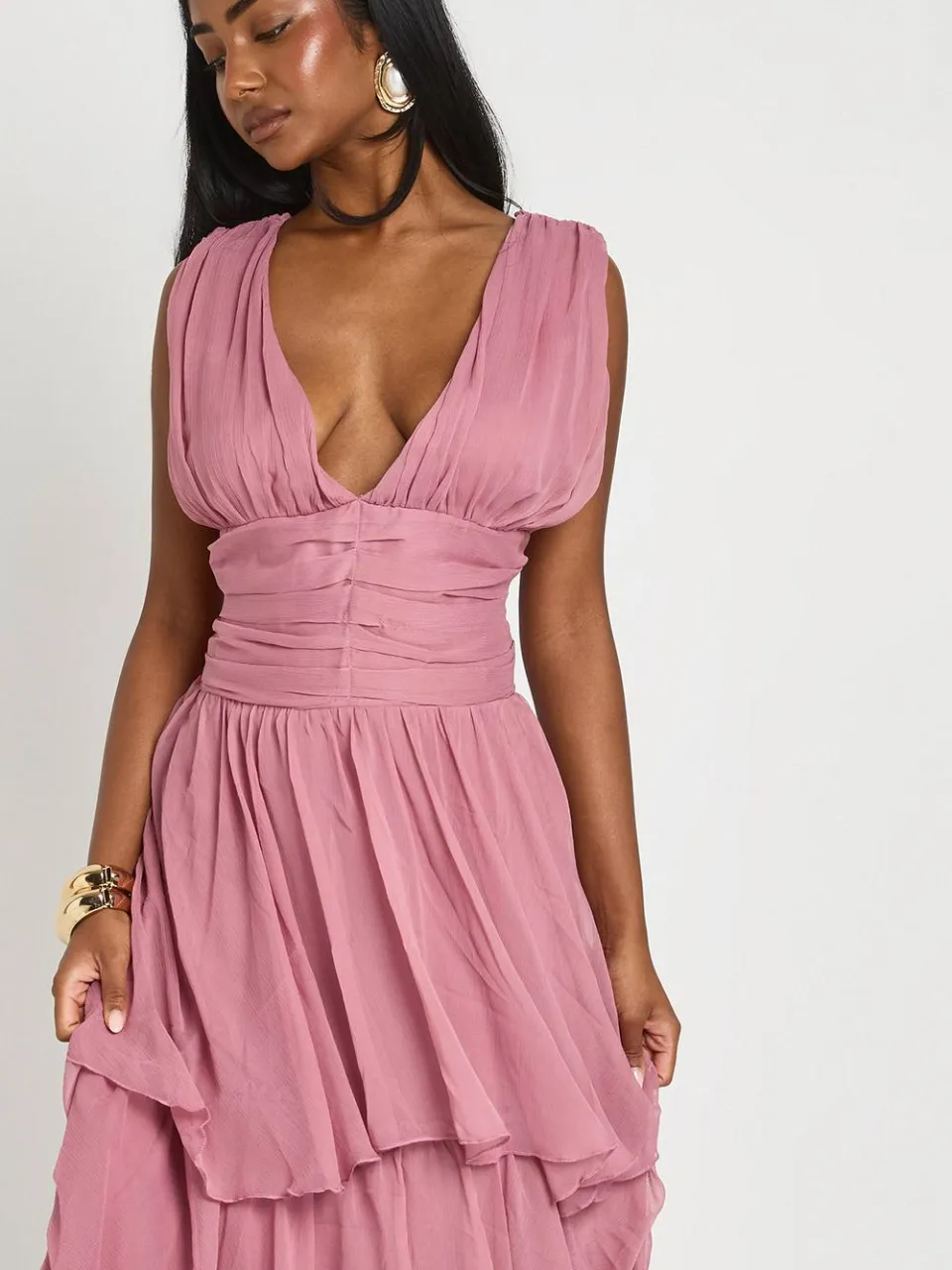 boohoo Dames Chiffon Maxi Jurk Met Diepe Halslijn En Gelaagde Rok roos, foto 2