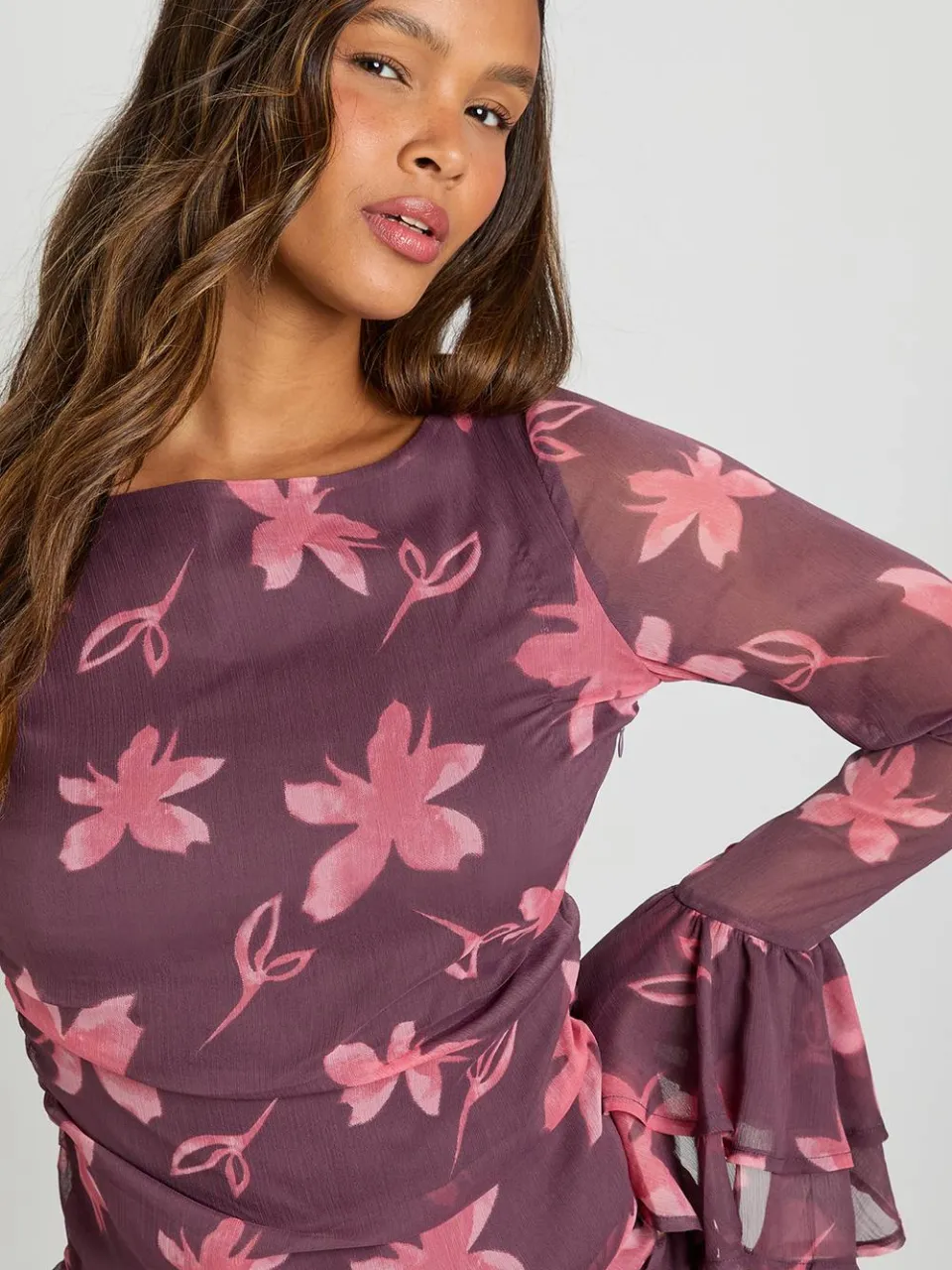 boohoo Dames Bloemenprint chiffon mini-jurk met ruches bordeaux rood, foto 4
