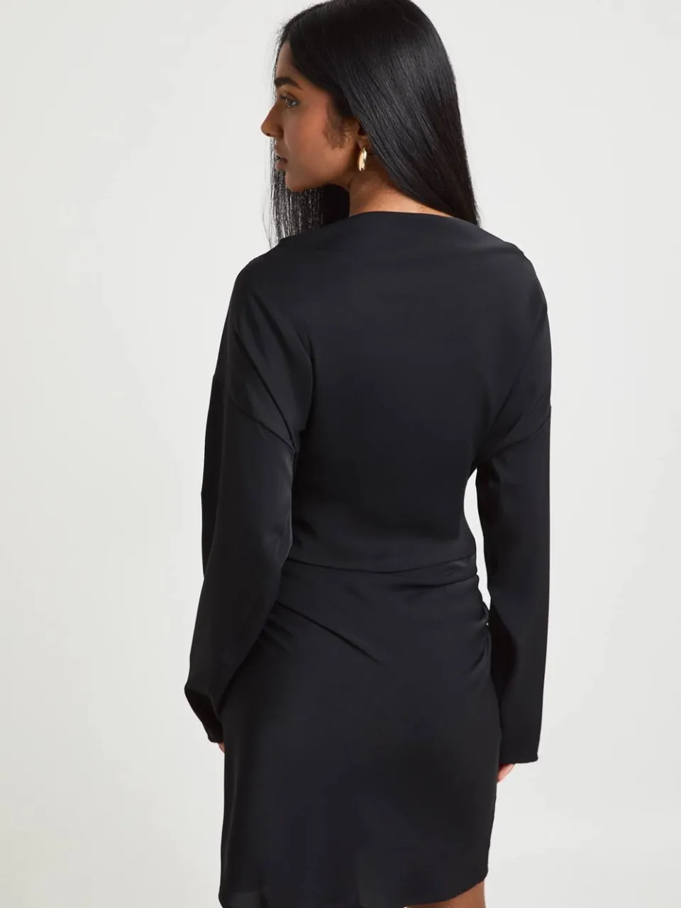 boohoo Dames Geweven Mini Jurk met Slash Hals en Gerimpelde Zijkant zwart, foto 3