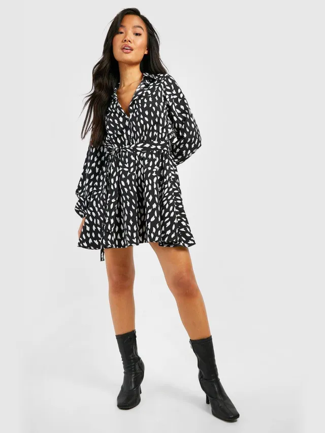 boohoo Dames Petite Smudge Print Skater Shirtjurk Zwart