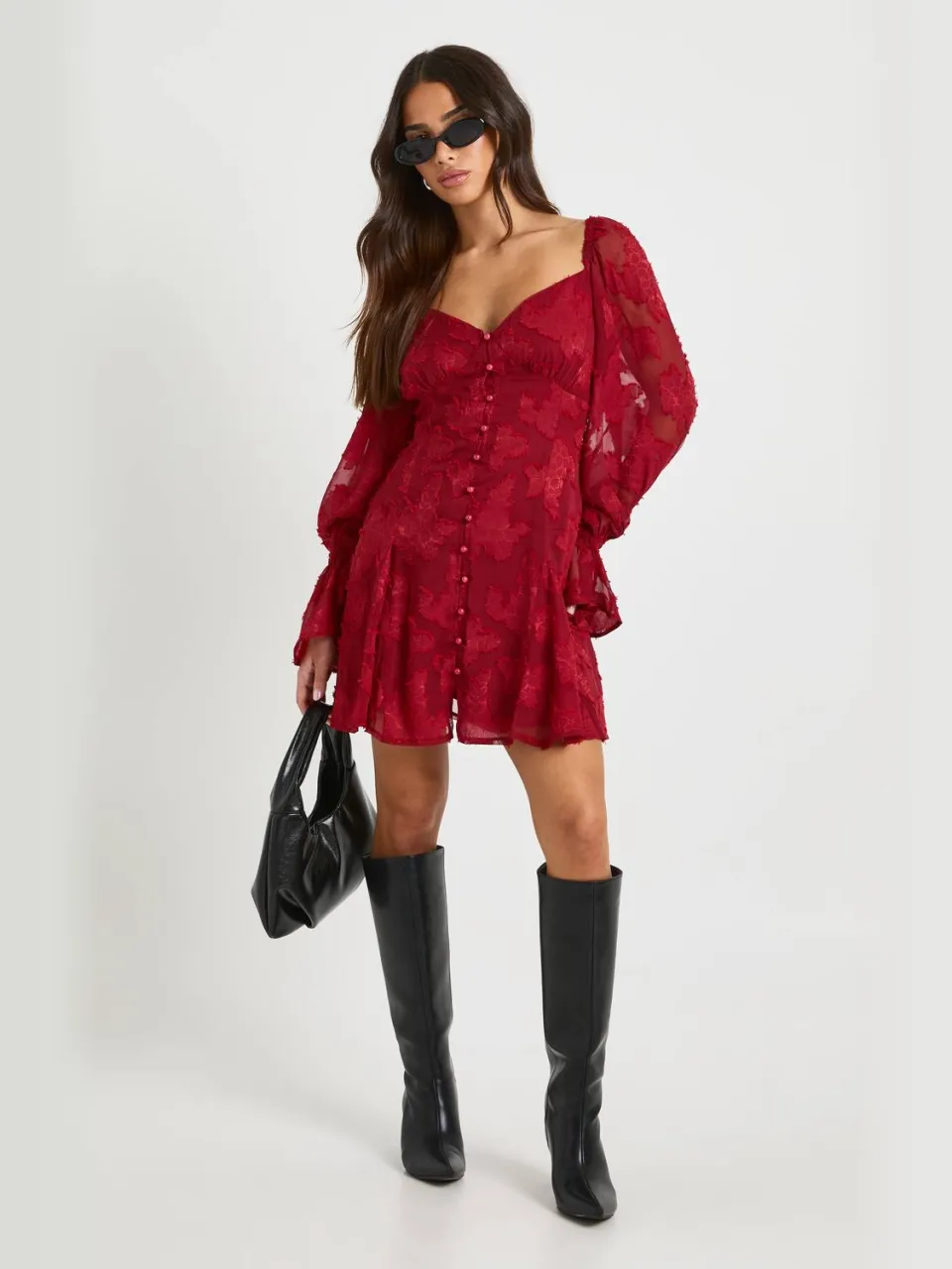 boohoo Dames Petite Burnout Bloemenprint Mini-Jurk met Godetzoom bordeaux rood, foto 3