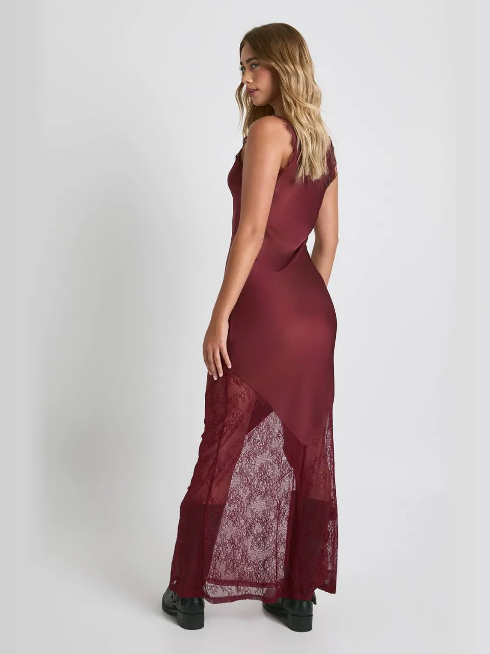 boohoo Dames Slipjurk met kanten zoom bordeaux rood, foto 2