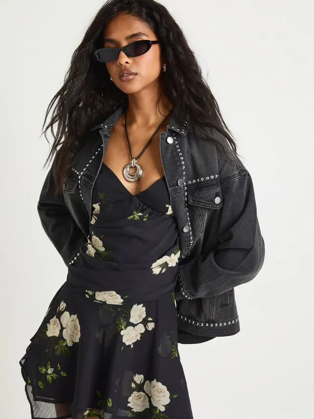 boohoo Dames Florale gerafelde hartvormige geplooide skaterjurk Zwart