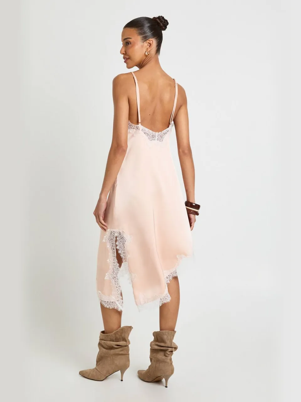 boohoo Dames Satijnen Asymmetrische Midi Jurk Met Contrasterende Kant perzik, foto 2