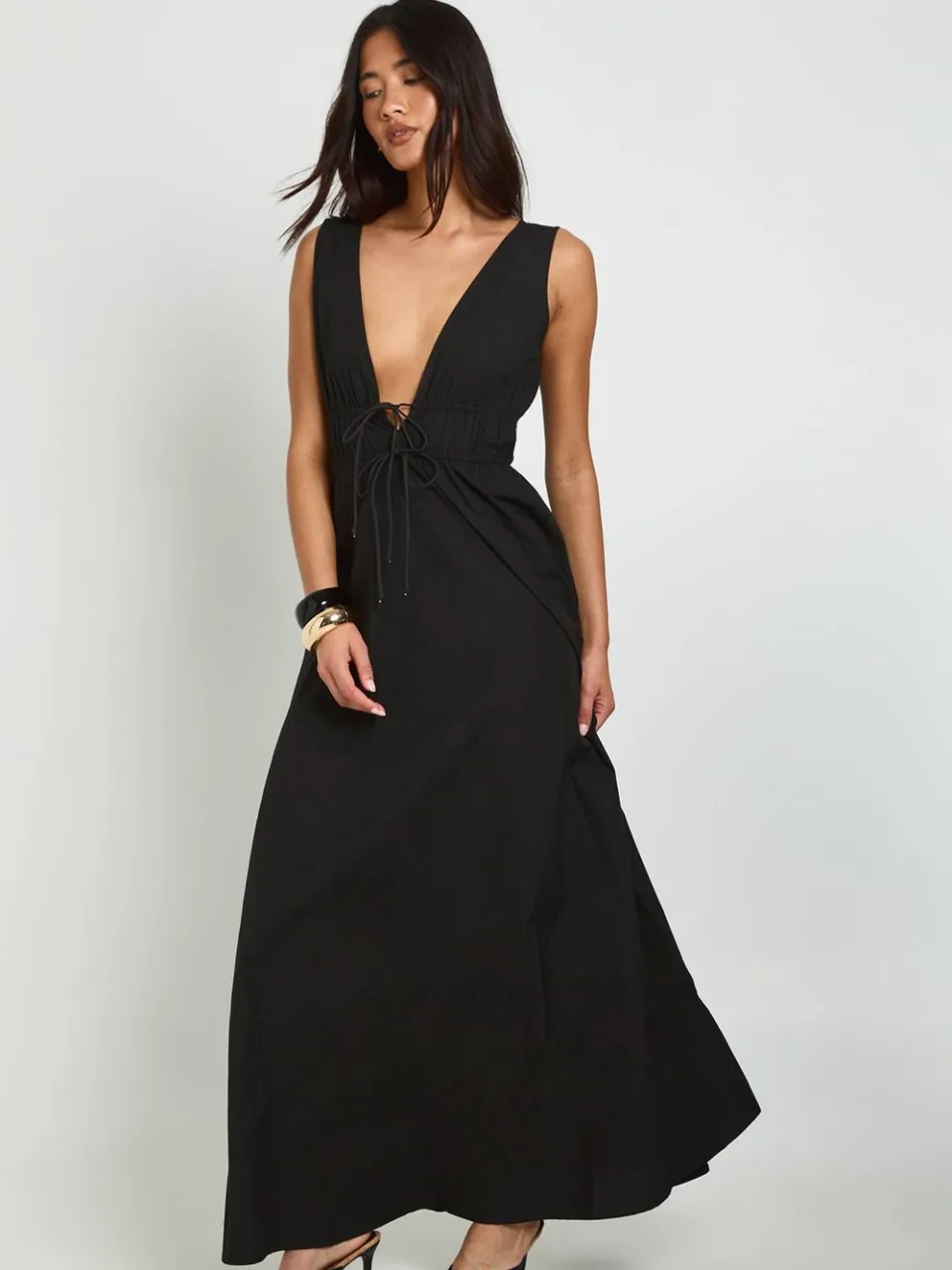 boohoo Dames Maxi Skater Jurk Met Diepe V-hals En Strikdetail Vooraan zwart, foto 3