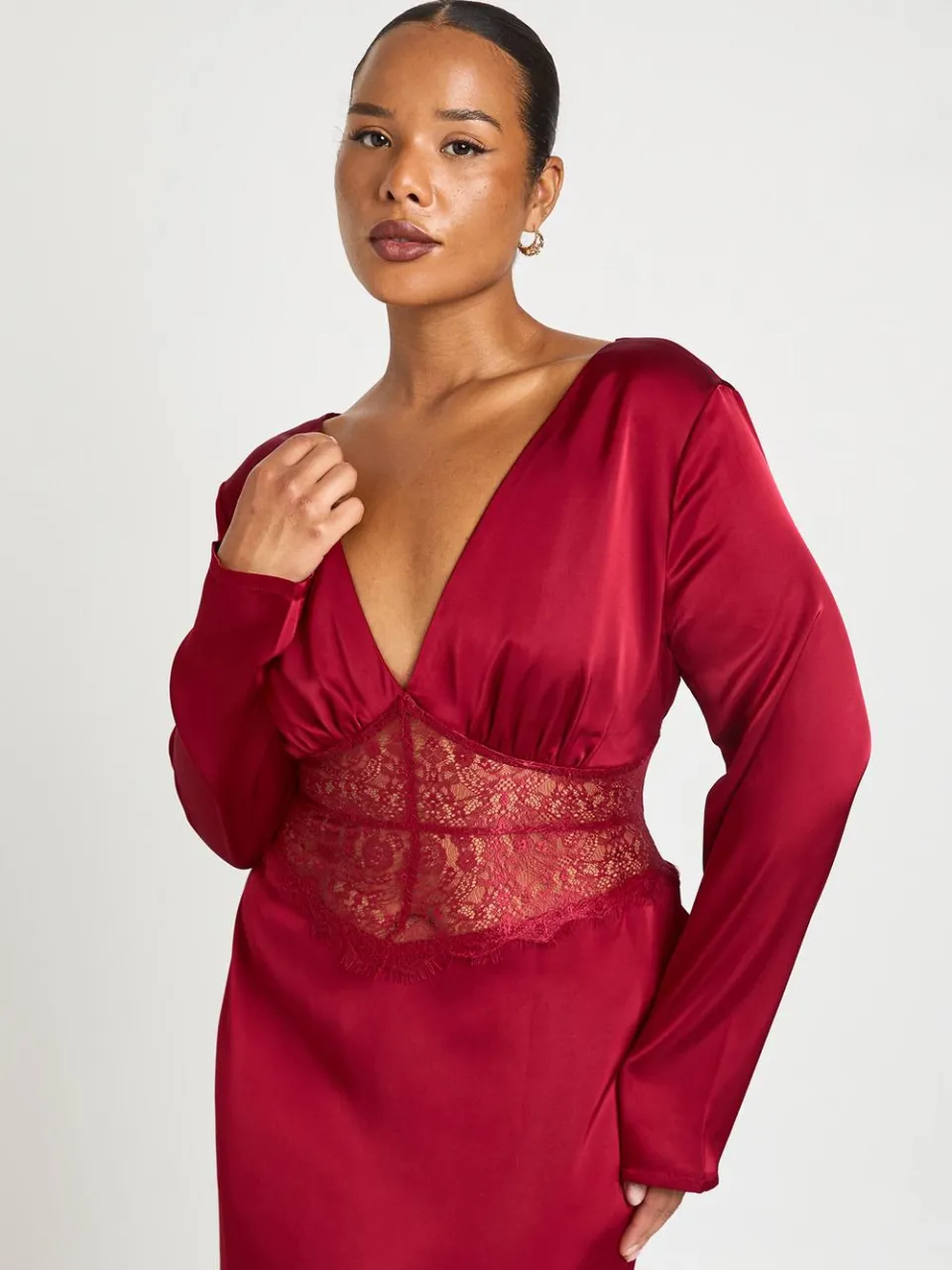 boohoo Dames Plus Kanten Paneel Lange Mouw Satijnen Maxi Jurk bordeaux rood, foto 3