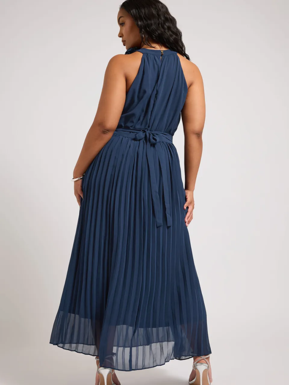 Yours London Geplooide Maxijurk Met Corsage In Donkerblauw blauw, foto 3
