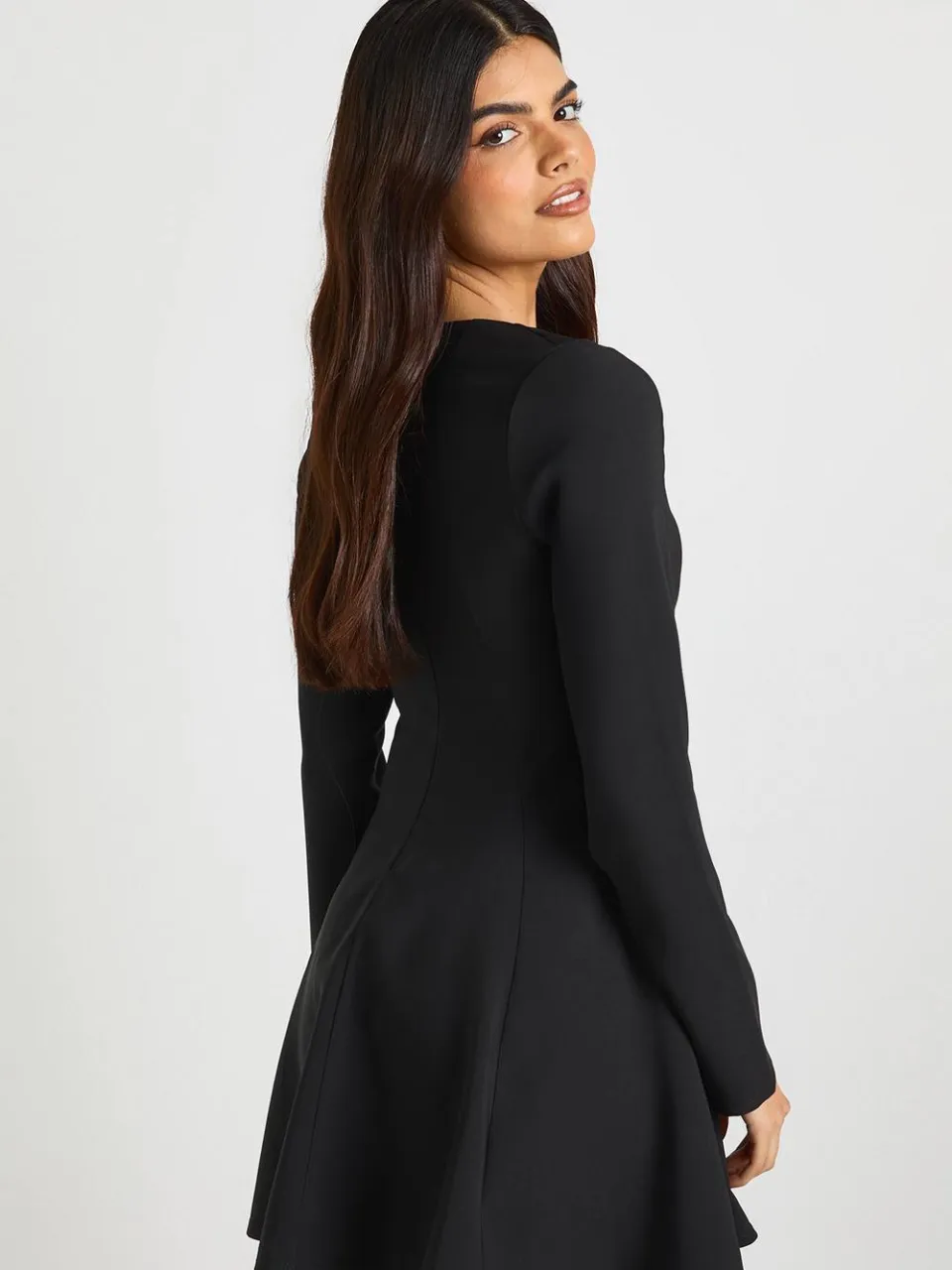 boohoo Dames Naaddetail lange mouwen uitlopende zoom mini-jurk zwart, foto 2