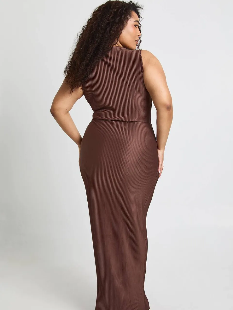 boohoo Dames Plus Maxi Jurk met Gouden Bies Plisse en Hoge Hals, foto 2