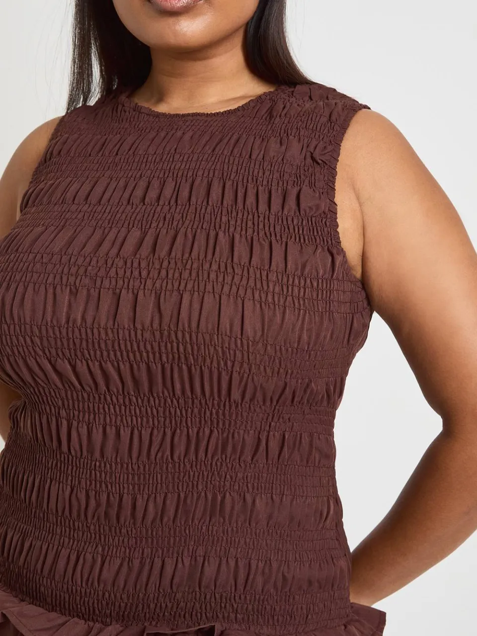 boohoo Dames Plus Gesmockte Jurk Met Racerback Hals En Skater Rok chocoladebruin, foto 4