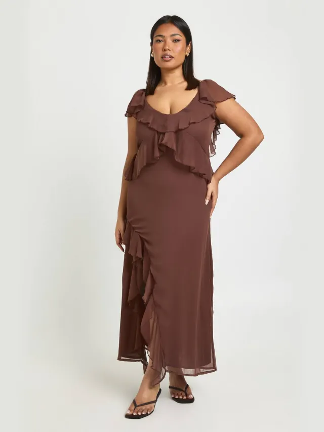 boohoo Dames Plus chiffon midaxi jurk met rucheszoom en engelachtige mouwen Chocoladebruin