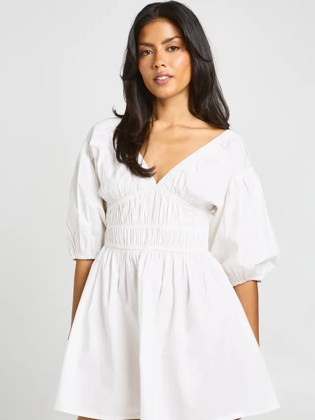 boohoo Dames Katoenen Popeline Mini Jurk Met Gerimpeld Lijfje V-hals En Pofmouwen Wit