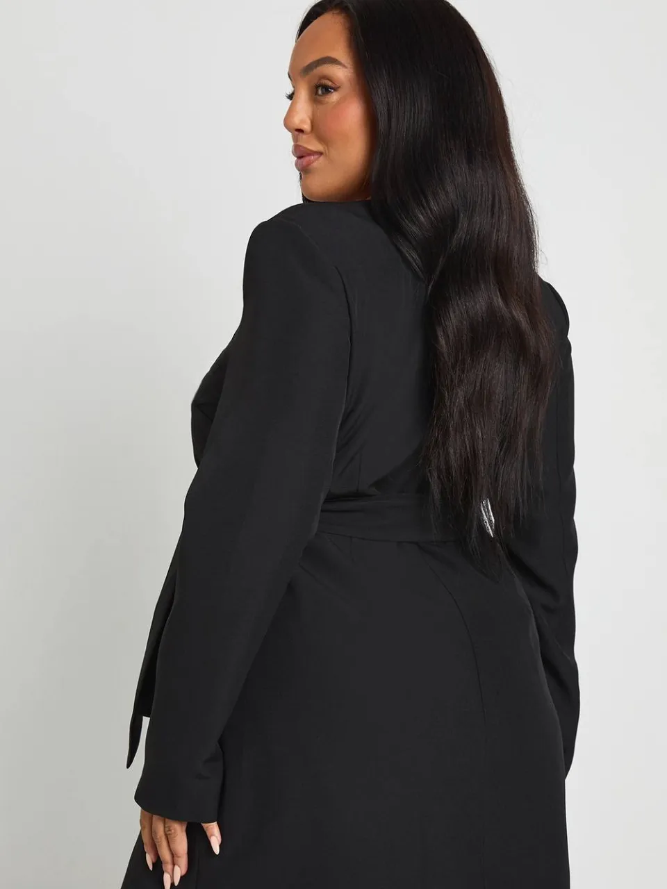 boohoo Dames Plus-size getailleerde wikkeljurk met zijstrik zwart, foto 3