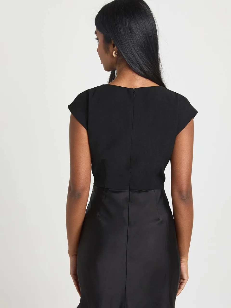 boohoo Dames Satijnen Cowl Rug Rose Detail Mini Jurk, foto 3