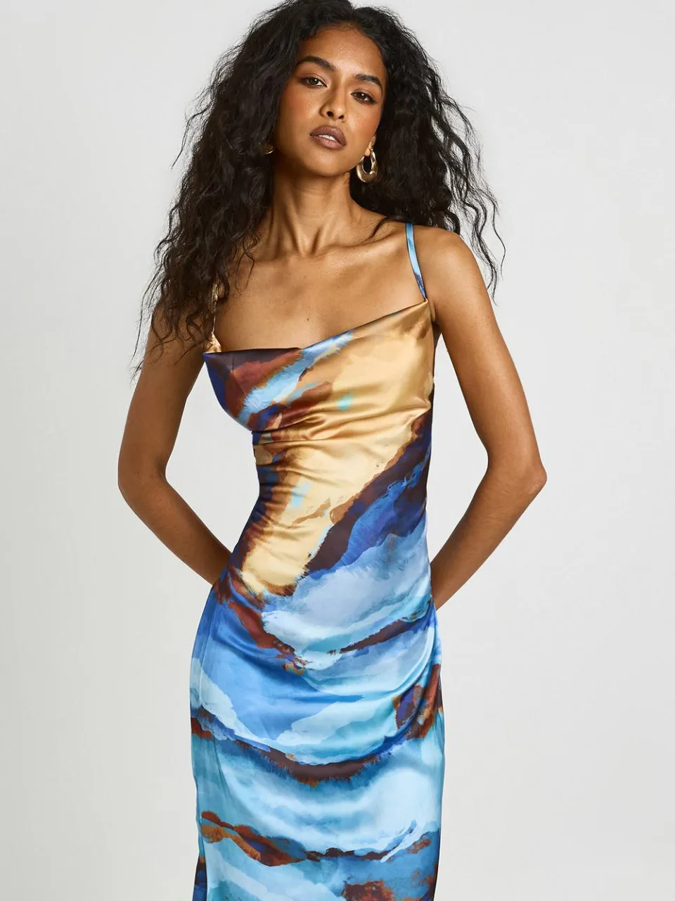 boohoo Dames Tonale Abstracte Print Cowl Neck Satijnen Maxi Jurk blauw, foto 4