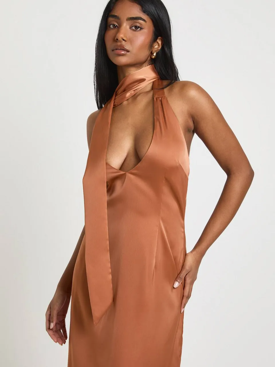 boohoo Dames Satijnen Diepe Hals Maxi Jurk Met Nekstrik roest, foto 3