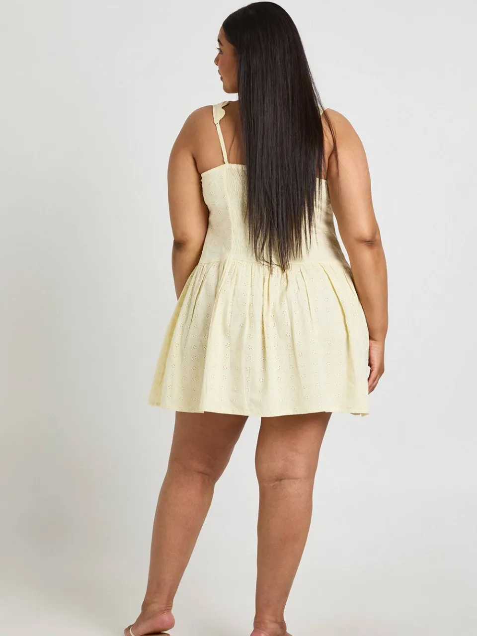 boohoo Dames Plus Broderie Skater Jurk Met Korset En Geschulpte Halslijn citroen, foto 2
