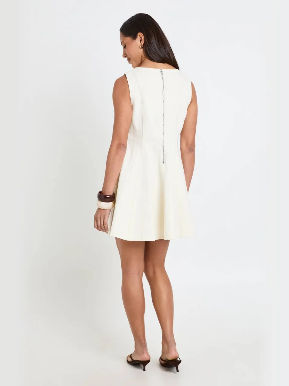 boohoo Dames Mouwloze Denim Jurk Met Uitlopende Zoom, foto 2