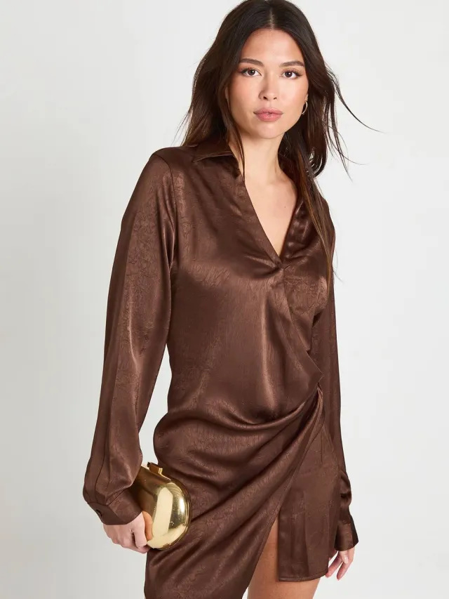 boohoo Dames Getextureerde satijn wrap-shirtjurk Chocoladebruin