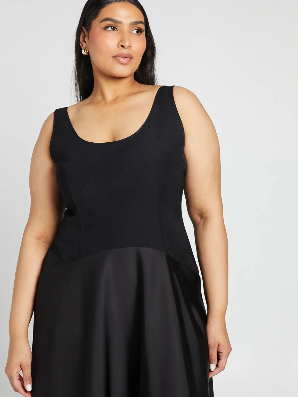 boohoo Dames Plus Crepe Mouwloze Jurk Met Satijnen Rok zwart, foto 4
