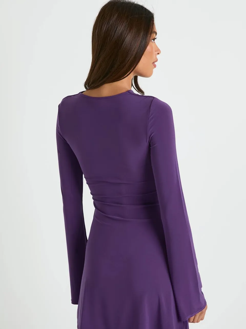 boohoo Dames Mini-jurk met knoopdetail en geraffelde taille pruim, foto 3