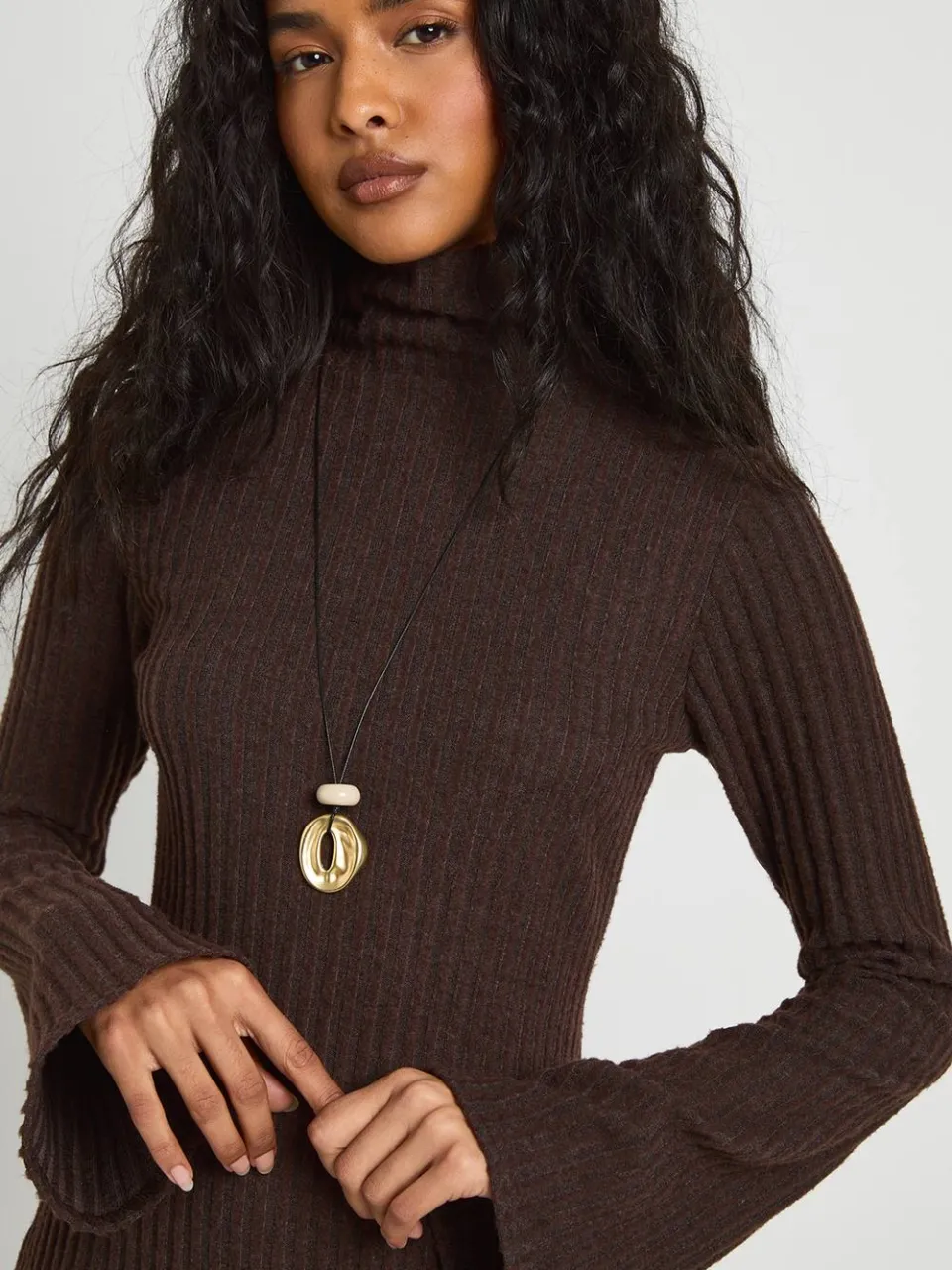 boohoo Dames Geborstelde rib mini-jurk met rolkraag chocoladebruin, foto 4