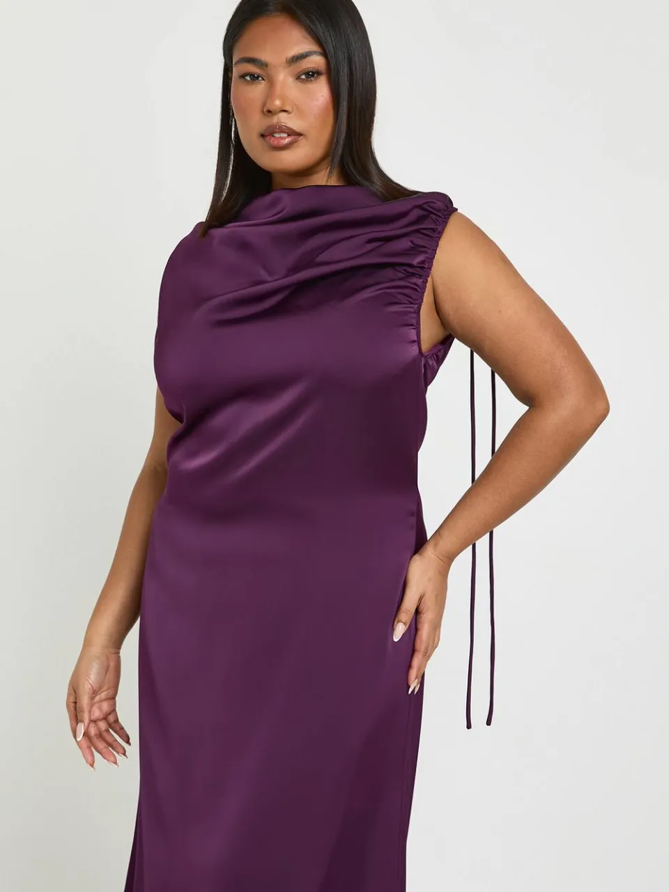 boohoo Dames Plus Satijn Geplooid Schouderdetail Mouwloze Maxi Jurk pruim, foto 2