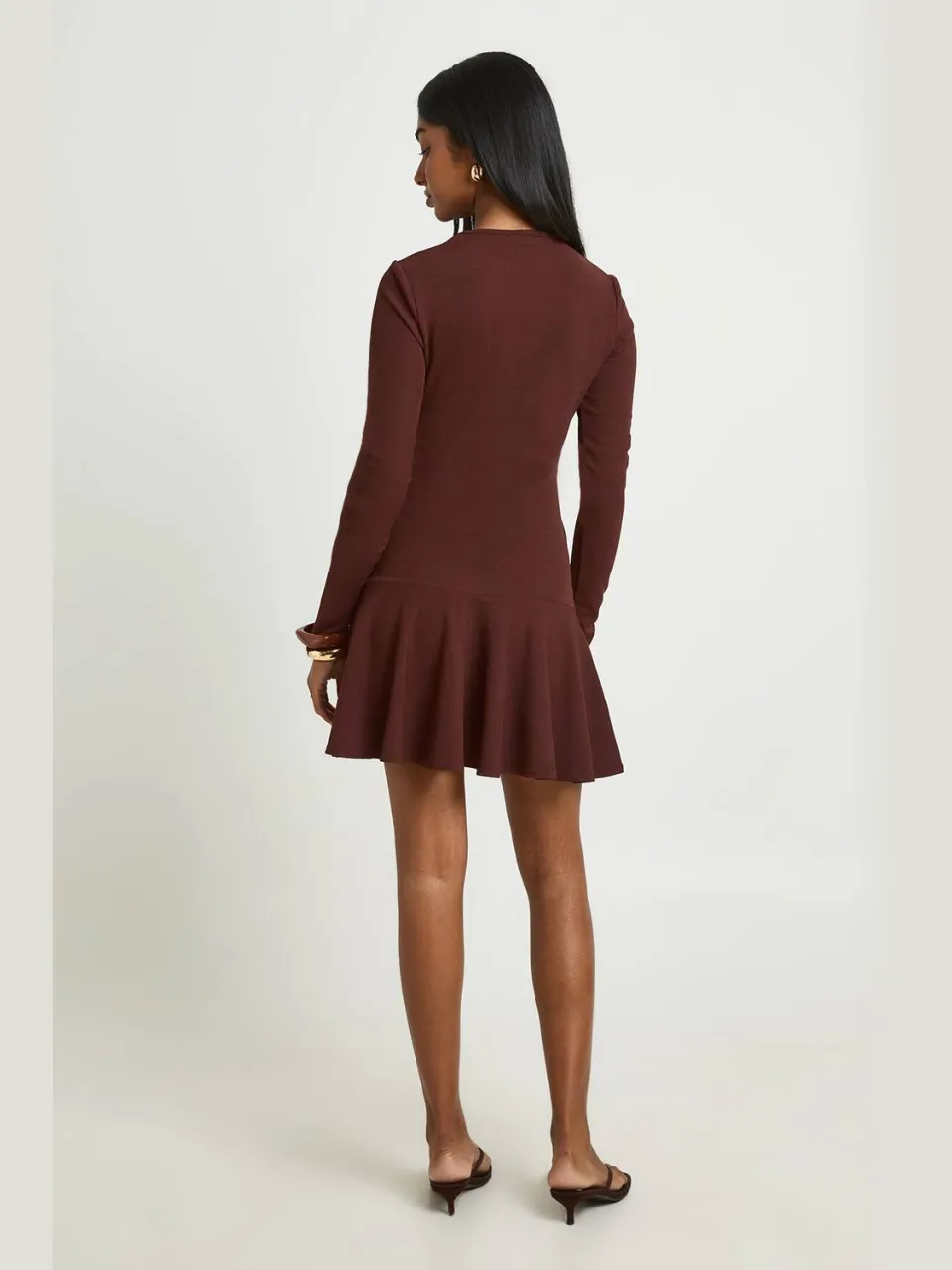boohoo Dames Mini-jurk Met Lange Mouwen, Geribbelde Stof En Volle Rok chocoladebruin, foto 2