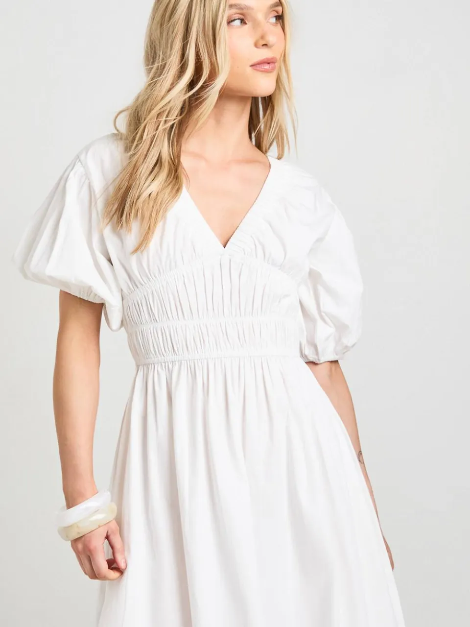 boohoo Dames Petite Katoenen Poplin Maxi Jurk Met Gesmockte Top V-hals En Pofmouwen wit, foto 4