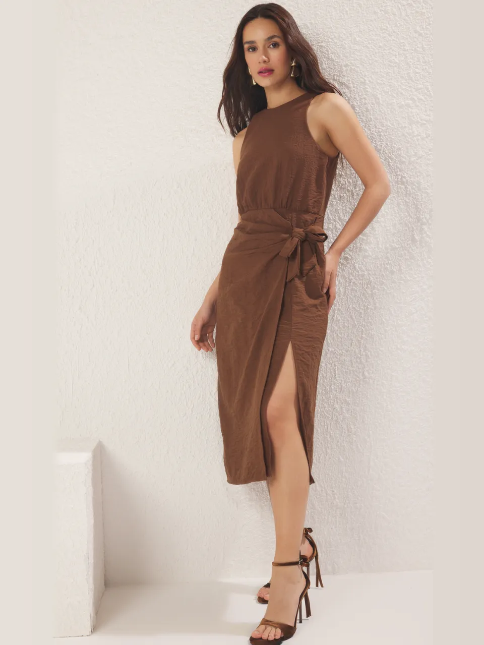 Trendyol TRENDYOLMİLLA Dames Bruin Effen Midi Mouwloos Casual A-lijn Jurken, foto 2