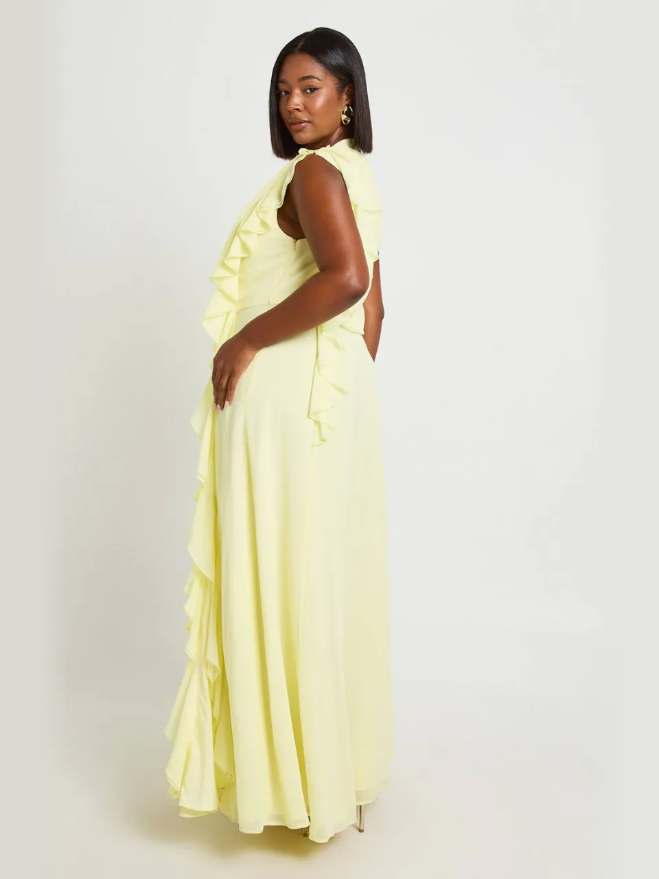 boohoo Dames Plus Chiffon Maxi Jurk Met Hoge Hals En Ruche Detail citroen, foto 2